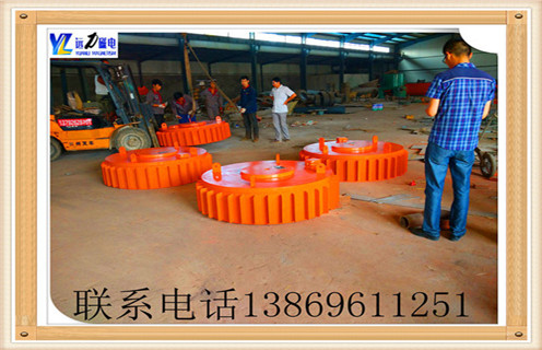 盤式電磁除鐵器的主要性能  　　主要性能指標(biāo)達(dá)到或高于JB / T7689-95標(biāo)準(zhǔn),該產(chǎn)品可與非磁性材料混合,去除0.1-25公斤的鐵磁材料.  　　3.1采用焊接密封結(jié)構(gòu),內(nèi)部采用電鑄樹脂,使其具有防塵,防水的性能,絕緣強(qiáng)度高,散熱性好,效率高.  　　3.2保證磁場(chǎng)吸力性能(主要是IN)在增加線圈匝數(shù)的前提下,降低電流密度,從而大大降低熱源使溫度控制在70℃以內(nèi),延長(zhǎng)了隔膜的使用壽命.廣泛應(yīng)用于煤,電,水泥,建材等行業(yè).  　　3.3配備行走小車和其他設(shè)備,從而保證設(shè)備可以適應(yīng)特殊要求的操作環(huán)境.