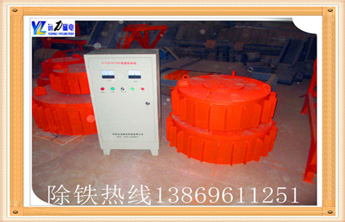 1.干式電磁除鐵器的主要性能指標  　　達到或高于JB / T7689-95標準,去除0.1-35公斤鐵磁材料中的散裝材料.  　　2.干式電磁除鐵器實際上是整流電路電磁除鐵器應用的控制柜：  　　2.1.變壓器控制柜是除鐵器所需的直流電源設備.它也是整個除鐵器操作的控制裝置.在除鐵器的提升完成之后,可以根據電氣接線圖連接除鐵器的電源.  　　2.2.控制柜應放置在小灰塵,干燥,無雨雪侵入,通風良好,易于操作和觀察的地方;  　　2.3.使用前應檢查電氣部件,連接線和緊固件是否因長途運輸造成的松動或損壞,接線時應正確區分輸出和輸入;  　　2.4.控制柜至少一次四分之一的灰塵,并檢查電氣觸點是否松動,有時間修復的問題;  　　2.5.如硅整流二極管損壞,應使用相同類型的二極管更換,但必須注意二極管上的符號“極性與原來相同,否則不能更換;  　　?2.6.如果控制柜中使用的保險絲損壞,應根據原理圖的額定值選擇原因