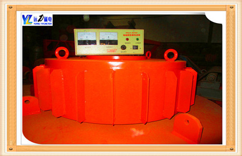 　1.電磁除鐵器概念原理：  　　當(dāng)直流電通過(guò)導(dǎo)體時(shí)會(huì)產(chǎn)生磁場(chǎng)，而通過(guò)作成螺線管的導(dǎo)體時(shí)則會(huì)產(chǎn)生類似棒狀磁鐵的磁場(chǎng)。在螺線管的中心加入一磁性物質(zhì)則此磁性物質(zhì)會(huì)被磁化而達(dá)到加強(qiáng)磁場(chǎng)的效果。  　　一般而言，電磁除鐵器所產(chǎn)生的磁場(chǎng)強(qiáng)度與直流電大小、線圈圈數(shù)及中心的導(dǎo)磁物質(zhì)有關(guān)，在設(shè)計(jì)電磁除鐵器時(shí)會(huì)注重線圈的分布和導(dǎo)鐵物質(zhì)的選擇，并利用直流電的大小來(lái)控制磁場(chǎng)強(qiáng)度。然而線圈的材料具有電阻而限制了電磁除鐵器所能產(chǎn)生的磁場(chǎng)大小，但隨著超導(dǎo)體的發(fā)現(xiàn)與應(yīng)用將有機(jī)會(huì)突破現(xiàn)有的限制。