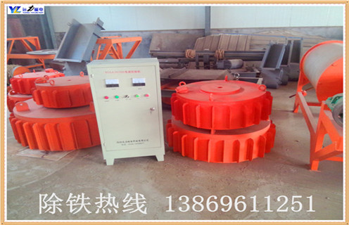 1.我們簡單介紹一下電磁除鐵器的維修事項(xiàng)：     維修主要事項(xiàng)：檢查連接件松緊情況。電線與端子相連時(shí)最好使用匹配的冷壓端頭，以保證接頭接觸良好。長期停止運(yùn)行的維護(hù)保養(yǎng)：長期停止運(yùn)行時(shí)，重新使用要注意所有法蘭、蓋、隔爆面是否符合要求，隔爆面要定期涂防銹油，內(nèi)外接地要良好。定期檢查設(shè)備絕緣電阻是否符合要求。  　　2.電磁除鐵器廠家的服務(wù)細(xì)節(jié)：  　　如果電磁除鐵器廠家對服務(wù)細(xì)節(jié)的漠不關(guān)心，意味著服務(wù)精神缺少，任何一個(gè)剛開始看起來并不重要的細(xì)節(jié)錯(cuò)失，都會讓消費(fèi)者懷疑或全盤否定我們的服務(wù)精神。服務(wù)型企業(yè)無時(shí)不重視細(xì)節(jié)，注意服務(wù)精神的宏揚(yáng)。面對WTO帶來的全球性的競爭，粗放式管理與經(jīng)營再也不能繼續(xù)進(jìn)行下去了。精細(xì)化時(shí)代的到來，迫使企業(yè)將競爭的焦點(diǎn)更多地從戰(zhàn)略轉(zhuǎn)向細(xì)節(jié)。因?yàn)榧?xì)節(jié)決定成敗。