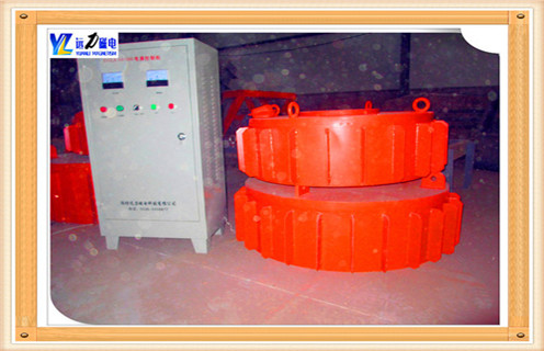 1.漿料電磁除鐵器工作原理：  　　當除鐵器按操作程序啟動投入運行時,物料中的鐵件在強大磁場作用下,被迅速吸出,這時,減速機的動力通過鏈輪、鏈條、主動滾筒傳至有刮板的自卸膠帶將吸出的鐵件強行甩出運輸帶外,從而達到清除鐵件的目的。  　　2.漿料電磁除鐵器如何處理漿料  　　根據磁動力學原理我們知道，磁鐵對于磁性物質的吸引力不僅與磁場強度有關，還與磁場梯度有直接關系，磁場力F=H*(aH/aL)。T1,T2,T3 系列超強除鐵器，具有磁場強、梯度高、磁程深、吸力大的特點。T1，T2，T3 在額定吊高處磁場強度分別為國標產品的1.6，2.4和4.4 倍，分別為900GS,1200GS 和1500GS 。吸力分別是國標產品的2.3 倍4.4 倍和7.6 倍，對于超大超重鐵件或細小鐵件均有良好的清除效果，特別適合除鐵要求高的生產作業場所。
