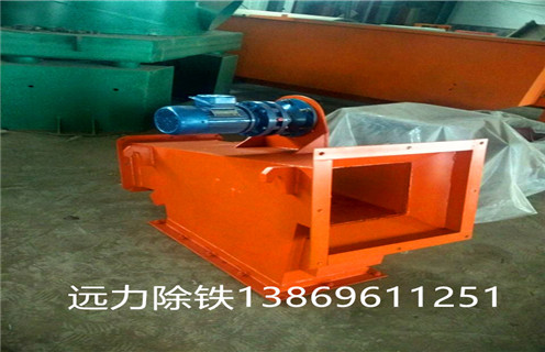 　1.小型管道除鐵器概述：  　　RCYB系列管道除鐵器結構簡單,使用方便,無需維護,運行可靠,成本低,磁選分離裝置好,由磁系統,外殼等組成,是環保,節能除鐵設備. 管道除鐵器主要用于各種帶式輸送機,懸掛在沖切端或中間帶上以達到鐵的目的.對于水泥工業,化工,煤炭,小礦山,建筑材料,木材加工,鑄砂加工等材料除鐵以外,并確保下道工序順利進行.