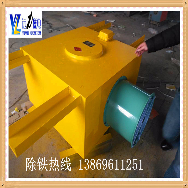 　　RCDC風冷懸掛式電磁除鐵器自動卸鐵，水泥廠木材磚廠專用除鐵的設計特點如下： 　　◆ 磁路采用計算機模擬設計，透磁深度大.磁力強.  　　◆ 內部采用電工專用樹脂澆注，自冷式全密封結構.防塵.防雨.耐腐蝕.  　　◆ 自動卸鐵.維護簡便.滾筒腰鼓形結構，具備皮帶自動糾偏功能，特制全密封軸承座，可實現長期無故障運行.  　　◆ 產品配套性好，整流設備功能齊全，具有手動和集控功能，能滿足多種場合的使用要求.  　　◆ 可有效吸除混雜在非磁性物料中0.1-35公斤的鐵磁性物質.