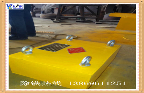 日照懸掛式永磁除鐵器,今天遠力小編來為您介紹下煤礦開采專用的日照懸掛式永磁除鐵器!在煤炭的開采過程中,煤炭中難免會摻雜攜帶入各種金屬雜質,若有鐵質物體同原煤、煤泥、中煤和矸石一起進入輸煤系統,那必將是會影響輸煤機械和篩碎設備的運行安全,如:劃破皮帶,損壞篩碎設備,進入磨煤機后會加速鋼球的磨損,降低制粉系統的出力,從而影響磨煤機的正常運行。