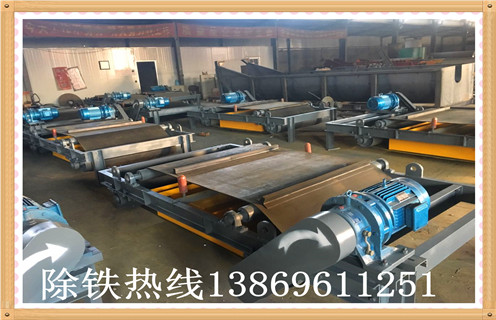 生產RCYD(C)-12永磁自卸式除鐵器帶式除鐵器強磁石料建材吸,濕式永磁自卸式除鐵器 ,濕式永磁自卸式除鐵器按照槽體的不同可分為順流式、逆流式、半逆流式三種。公司提供實驗室,實驗樣機可根據用戶的物料來自由定做設備,公司濕式永磁自卸式除鐵器經常銷往設計院,具有 1.干式永磁自卸式除鐵器主要應用 干式永磁自卸式除鐵器 廣泛應用于,沙山,鐵礦,河沙中的鐵粉提取,是目前河沙提取鐵粉的最為理想的設備。 干式永磁自卸式除鐵器概述: 干式永磁自卸式除鐵器是我公司專為磁性礦而研制設計的一種新型干選磁選